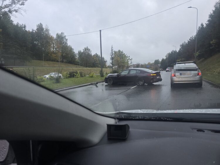 Avarija Vilniuje Geležinio Vilko g BMW nulaužė stulpą susidarė spūstys