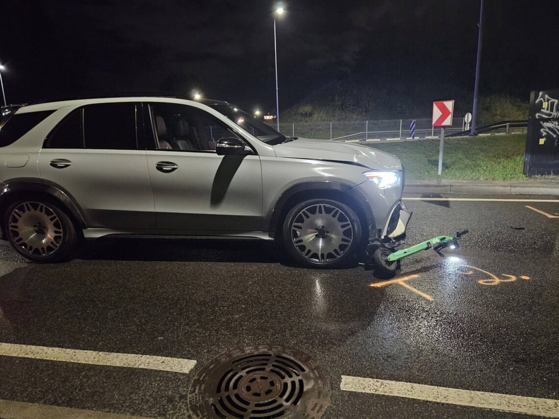 Avarija Vilniuje Vikingų g paspirtukininką parbloškė automobilis, paspirtukas atsidūrė po juo