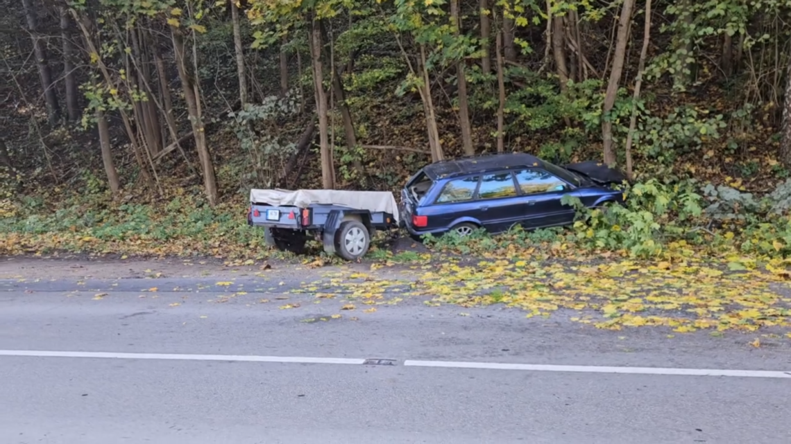 Avarija Vilniuje automobilis su priekaba rėžėsi į medžius Titnago gatvėje vairuotoją gaivino ne tik medikai