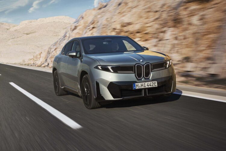 BMW iX4 elektrinis visureigis