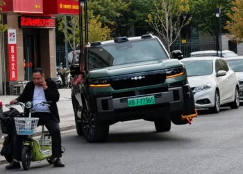 Galima išvengti stovėjimo baudos, jei automobilis moka važiuoti ant trijų ratų?