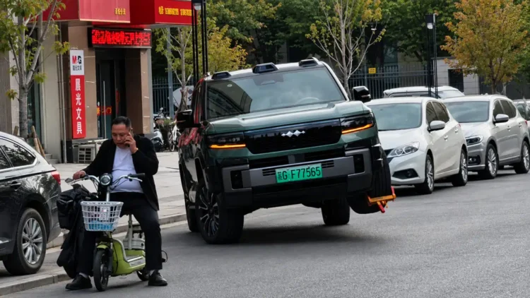 Galima išvengti stovėjimo baudos, jei automobilis moka važiuoti ant trijų ratų? 1 BYD Denza B8. „Douyin“ nuotr.