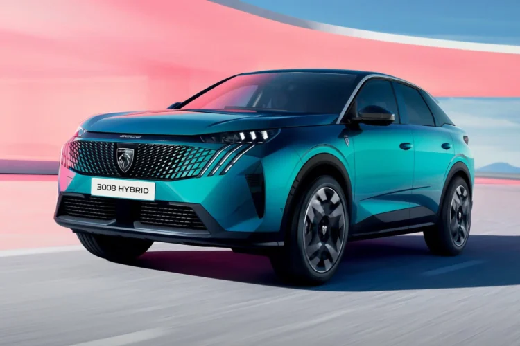 Populiarus krosoveris atšaukiamas – programos klaida gali užblokuoti duris iš vidaus 1 Peugeot 3008 Hybrid