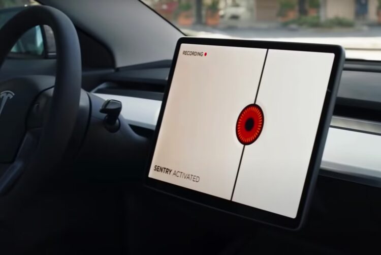 Stovinčios „Tesla“ kameros filmuoja ir gretimus vairuotojus – savininkui gresia bauda 1 Tesla Sentry Mode registratorius irasineja vaizda aplink automobili