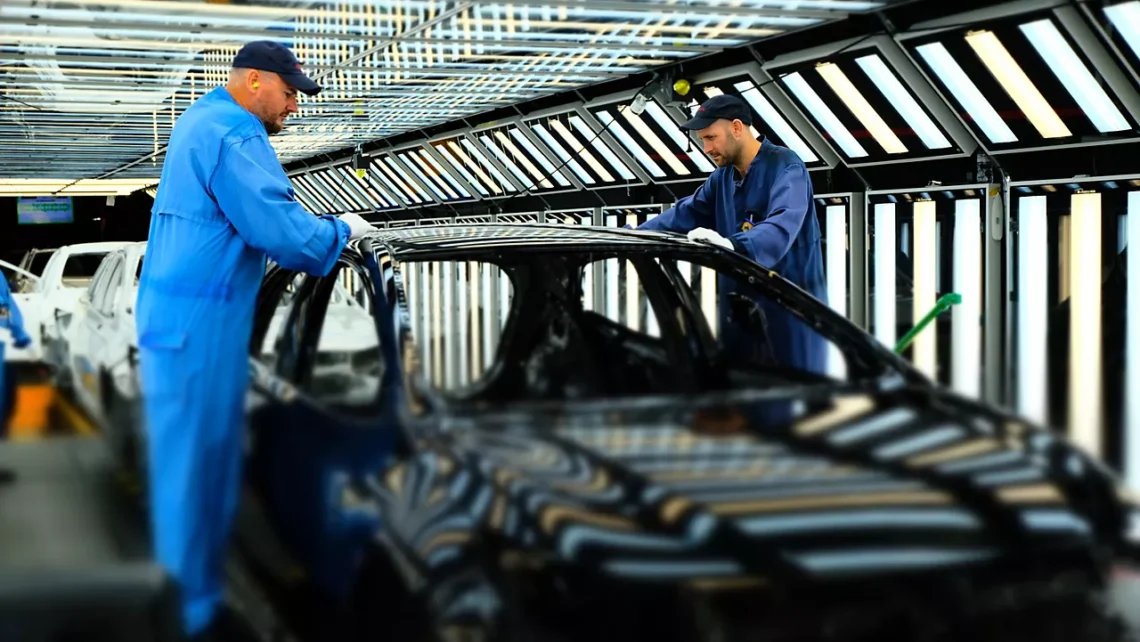 Kreivai pakabintos durys ir 1 500 patikros taškų – taip gimsta tūkstančių vairuotojų automobiliai 1 Toyota automobiliu gamykla