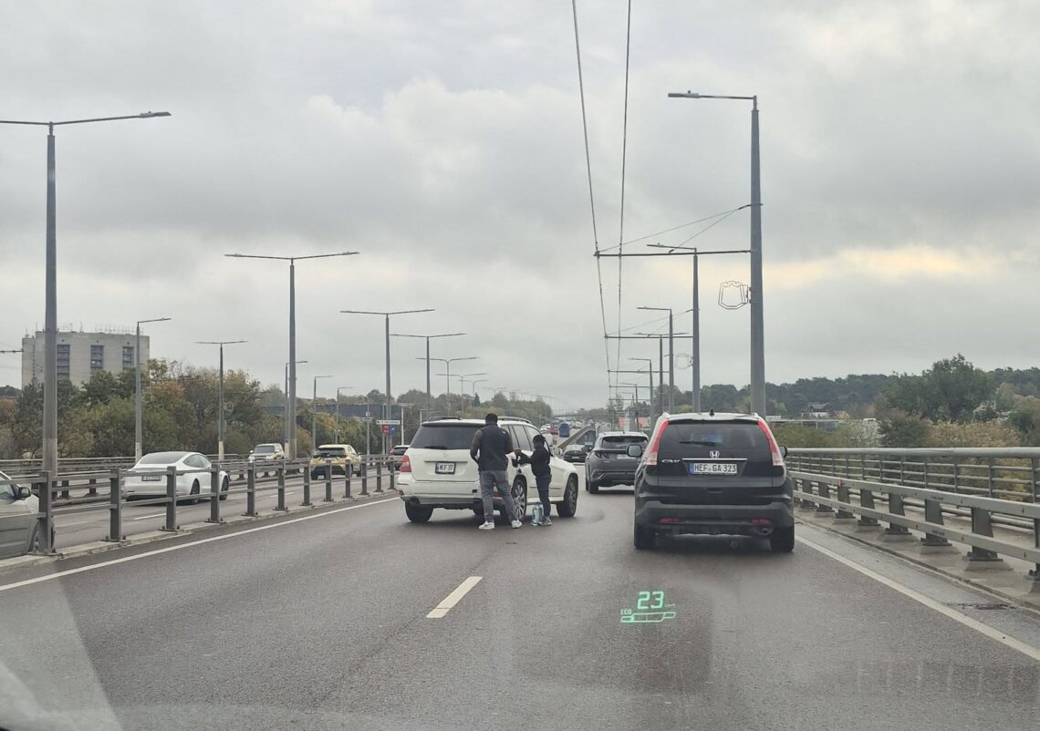 Vilniuje, Tūkstantmečio g.: vaikas su piltuvėliu pila kurą gatvės viduryje, kiti vairuotojai apvažiuoja 1 Vilniuje Tūkstantmečio g vaikas su piltuvėliu pila kurą gatvės viduryje kiti vairuotojai apvažiuoja