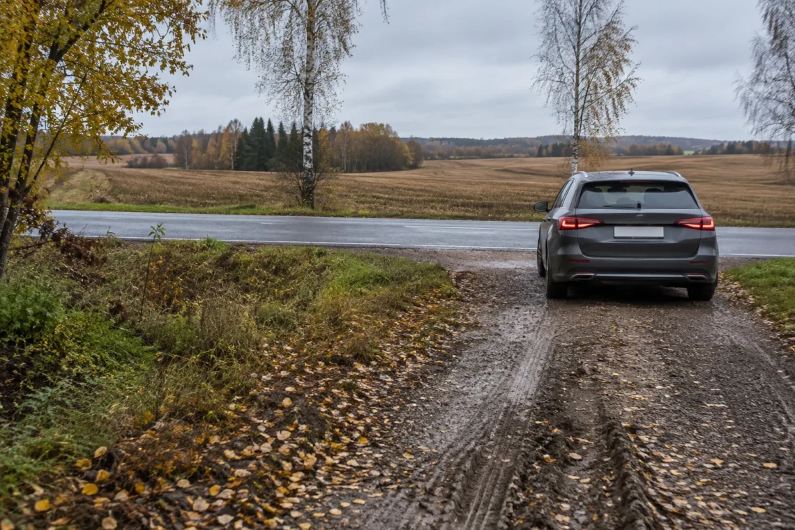 Asfaltas baigiasi, ženklų nėra – pirmumą lemia ne dešinės rankos taisyklė, kaip mano daugelis vairuotojų 1 Žvyrkelio ir asfalto sankryža