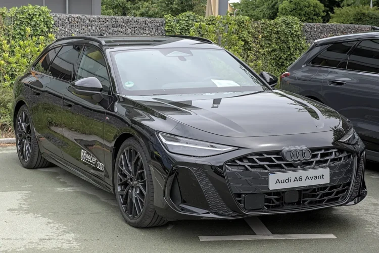 Vokiško universalo savininkai, keičiantys jį naujos kartos modeliu, neteks beveik 100 litrų bagažinės 1 Audi A6 Avant TFSI: juodas naujos kartos universalas iš priekio ir šono aikštelėje