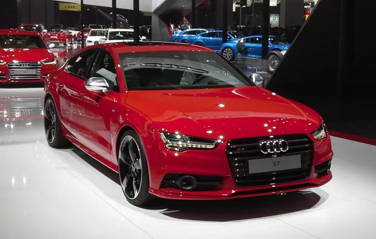 Ieškantiems naudoto „Audi S7“ už 25 tūkst. eurų – viena smulki variklio detalė gali sugadinti turbinas 1 Naudotas Audi S7 – tokios kartos raudonas Audi S7 Sportback C7 po atnaujinimo, matomas iš priekio ir šono