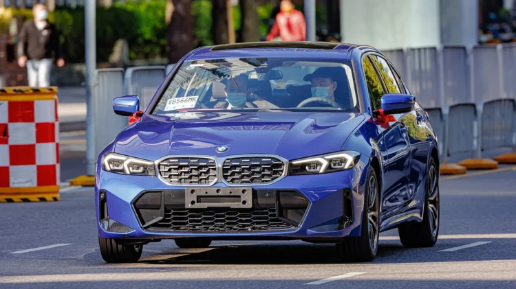 Naudoto „BMW 3 serijos“ nepirkite be šio dokumento – savininkui remontas gali kainuoti daugiau už automobilį 1 Prabangaus automobilio priežiūra: mėlynas atnaujintas BMW 3 serijos sedanas važiuoja gatve, vaizdas iš priekio