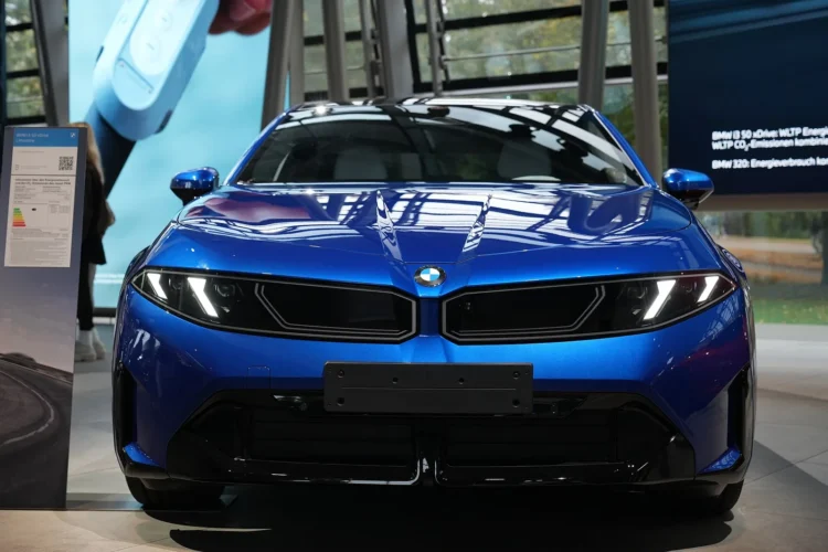 Dvi naujos kartos bavariško sedano versijos, kurių kiekviena turi trūkumą – testas parodė, kokį 1 Naujoji BMW 3 serija: mėlynas elektrinis BMW i3 50 xDrive sedanas iš priekio salone BMW Welt