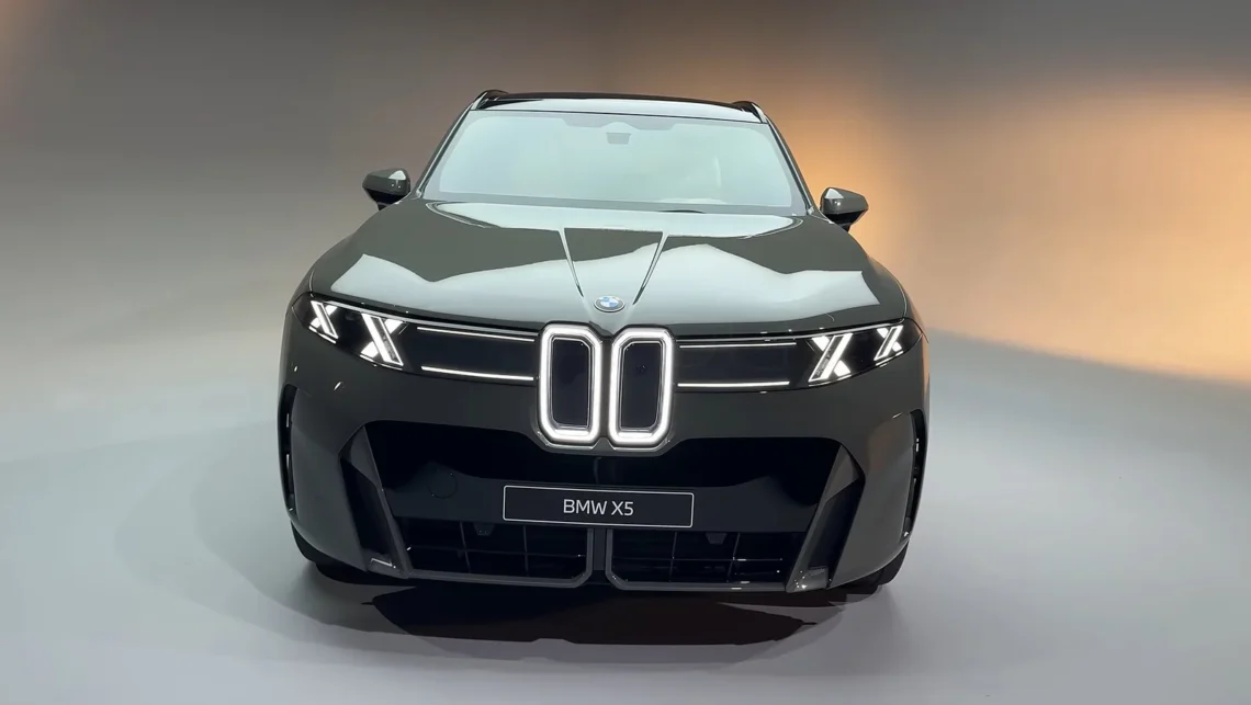 Penktos kartos vokiško visureigio pirkėjams – vienos opcijos geriau neužsakyti, ji pirmoji krenta į akis 1 Penktos kartos BMW X5 (G65) iš priekio su apšviestomis inksto formos grotelėmis