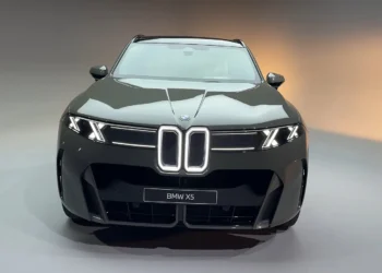Penktos kartos BMW X5 (G65) iš priekio su apšviestomis inksto formos grotelėmis