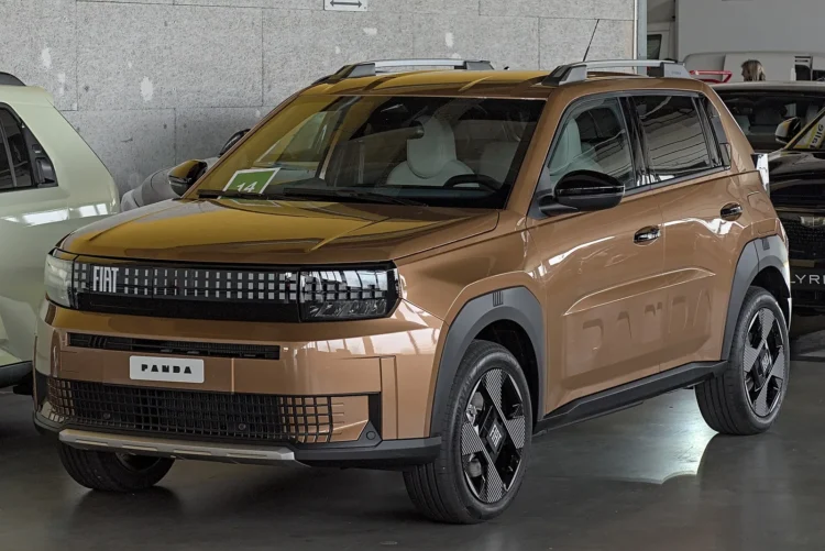 Po 5 100 km testo – trys pigaus itališko hibrido trūkumai, kurių vienas pasireiškia vos atrakinus duris 1 Fiat Grande Panda Hybrid išvaizda: bronzinis mažasis krosoveris iš priekio ir šono salone