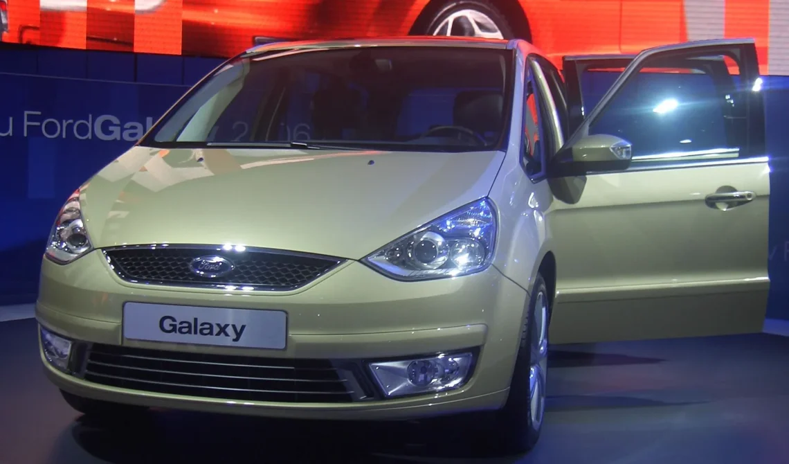 Vienatūriai „Ford Galaxy“ ir „S-Max“ – trys mazgai, kurių būklė lemia, ar pirkinys pasiteisins 1 Antros kartos Ford Galaxy vienatūris iš priekio parodos stende, atidarytos šoninės durys
