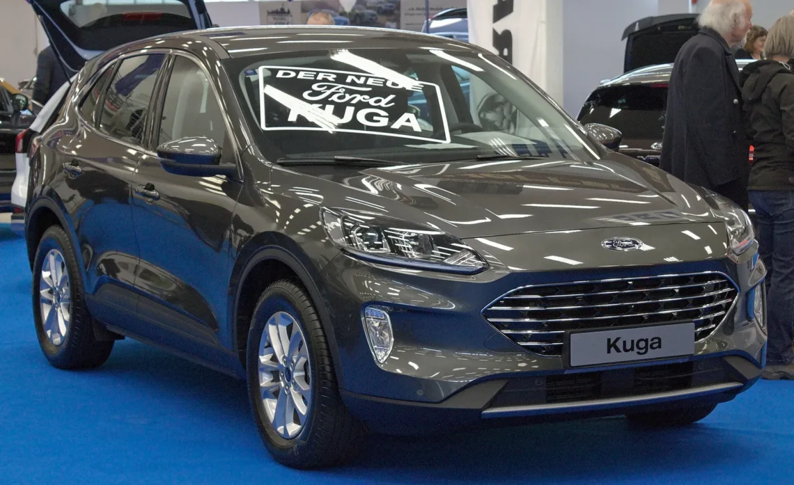 Penkios akcijos dėl baterijos ir įkrovimo – naudoto įkraunamo „Ford Kuga“ geriau nepirkti be šių dokumentų 1 Pilkas trečios kartos Ford Kuga iki atnaujinimo iš priekio ir šono parodoje