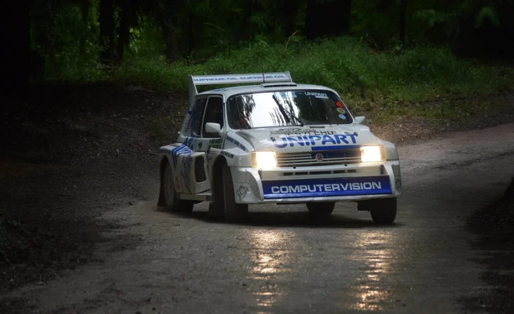 Pigaus elektromobilio laukiantiems vairuotojams – kiniškas hečbekas, kurį nuo 2028 m. gamins Europoje 1 MG Go elektromobilis – markės hečbekų tradicija: MG Metro 6R4 ralio automobilis važiuoja miško žvyrkeliu