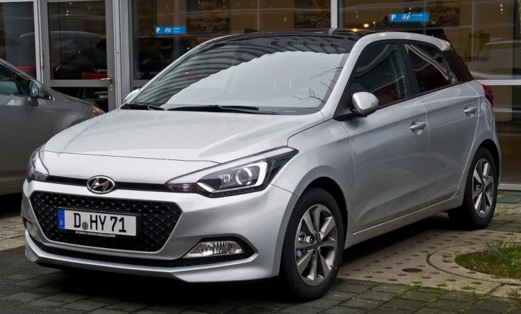 Dvi naudoto „Hyundai i20“ silpnosios vietos, kurios apžiūroje kliūva visose kartose 1 Naudotas Hyundai i20: sidabrinis antros kartos hečbekas iš priekio ir šono prie salono