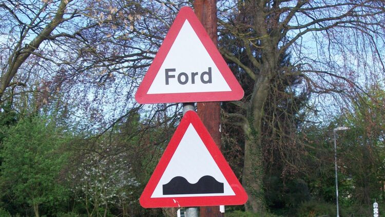 Matote šį ženklą su vienu žodžiu užsienio kelyje? Sulėtinkite – galite netekti variklio 1 kelio zenklas ford jungtineje karalysteje