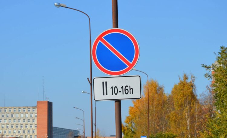 kelio zenklas stoveti draudziama