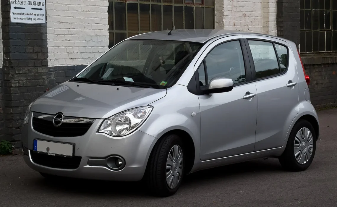 2028-aisiais vairuotojų laukia pigių elektromobilių banga – joje gali sugrįžti ir „Opel Agila“ 1 Elektrinis Opel Agila gali sugrįžti: sidabrinis benzininis antros kartos Opel Agila iš priekio ir šono