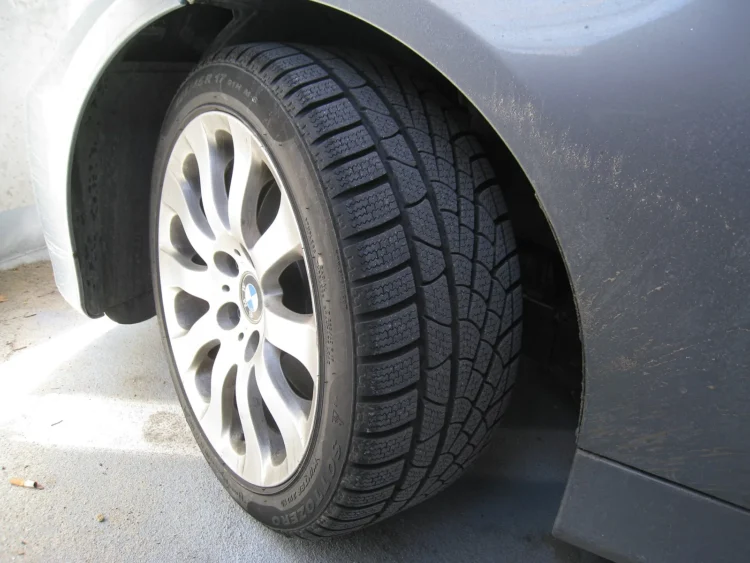 Verslo klasės automobilių savininkams – viena žieminė padanga šlapiame kelyje sustojo net 12,5 metro toliau 1 Žieminė Pirelli Sottozero padanga ant BMW automobilio lengvojo lydinio ratlankio