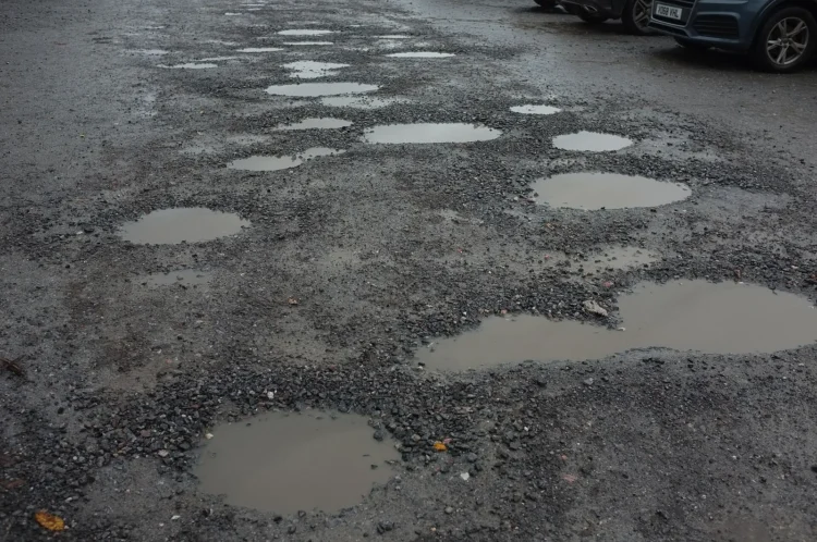 Penki naudoti automobiliai iki 9 tūkst. eurų, kurių minkšta pakaba nebijo duobėtų kelių 1 Automobiliai su minkšta pakaba praverčia čia: duobėtas asfaltas su vandens pripildytomis duobėmis