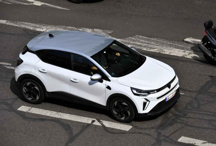 Lengvasis hibridas vien elektra nevažiuoja – vairuotojams verta žinoti ir kitus keturis trūkumus 1 Lengvasis hibridas Renault Captur Mild Hybrid 140 baltos spalvos su pilku stogu važiuoja miesto gatve