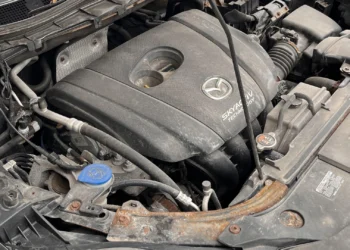 rudijantis mazda kebulas korozija po variklio dangciu