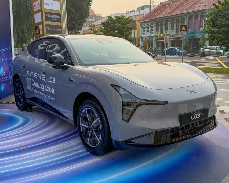 Penkios naujo kiniško elektrinio krosoverio versijos, kurių pigiausia pirkėjams kainuoja 36 900 eurų 1 XPeng L03 kaina: pilkas XPeng L03 elektrinis krosoveris iš priekio ir šono pristatymo aikštelėje