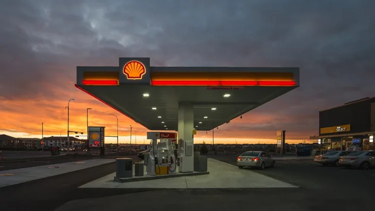 Degalų trūkumas atnešė „Shell“ rekordinį pelną – vairuotojai moka sąskaitą 1 shell degaline jungtineje karalysteje