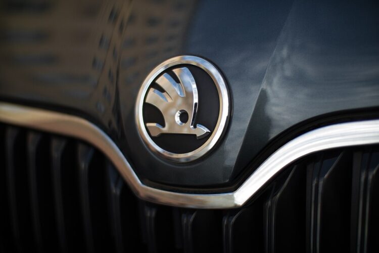 skoda logotipas ant automobilio variklio dangcio