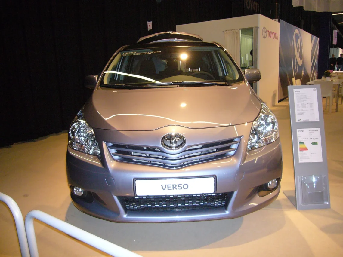 Naudoto „Toyota Verso“ pirkėjams – du dyzeliniai varikliai, kurių geriau nepirkti 1 Naudotas Toyota Verso: pilkas pirmos kartos vienatūris iš priekio su VERSO lentele vietoj numerio
