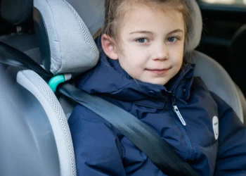 vaikas su striuke vaikiskoje automobilineje keduteje prisegtas saugos dirzu