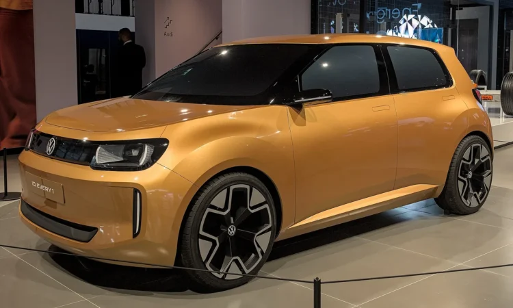 Pigiausias Volkswagen elektromobilis: oranžinis ID. Every1 koncepcinis modelis iš priekio ir šono parodoje