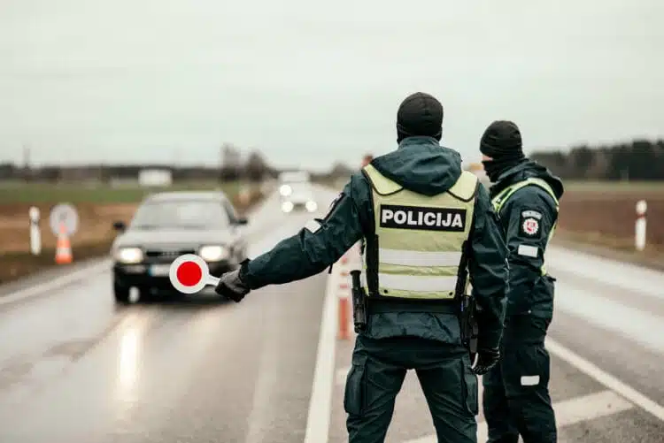 Policija judejimas keliuose sumazejo beveik 80 procentu bet apsukta buvo virs 30 tukst. automobiliu