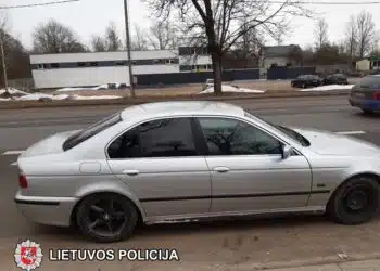 Beteisis jaunuolis atvykes i komisariata del karantino salygu pazeidimo neteko savo BMW automobilio
