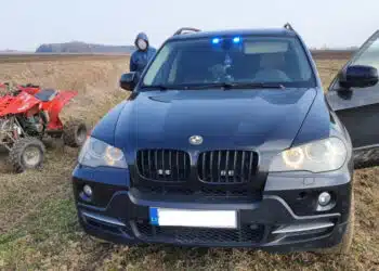 Neblaiviam-ir-neturinciam-teisiu-keturracio-vairuotojui-nepavyko-pasprukti-nuo-pareigunu-BMW-X5-nezymeto-visureigio-video