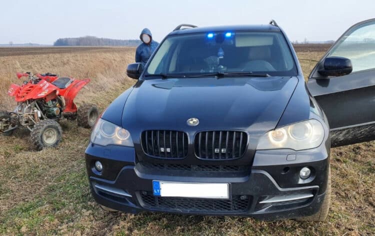 Neblaiviam ir neturinciam teisiu keturracio vairuotojui nepavyko pasprukti nuo pareigunu BMW X5 nezymeto visureigio video