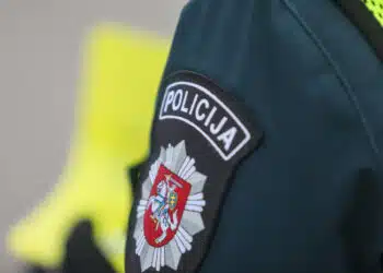 Jaunuoliui izeidusiam pareigunus Facebook soc. tinkle administracine atsakomybe
