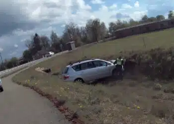 Neuzrakintas automobilis paliktas su raktais spyneleje buvo rastas griovyje video