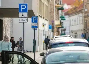 Vilniaus centre ir patogiai viesuoju transportu pasiekiamose teritorijose mazes parkavimo vietu irengimo koeficientai