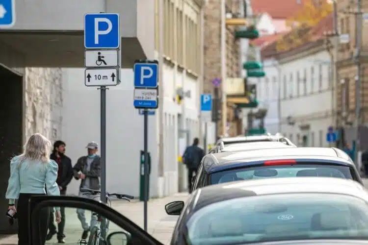 Vilniaus centre ir patogiai viesuoju transportu pasiekiamose teritorijose mazes parkavimo vietu irengimo koeficientai