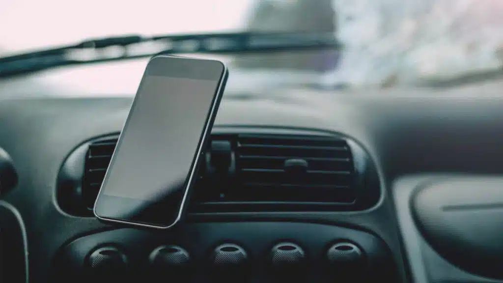 Priezastys-kodel-telefono-laikiklis-automobiliui-yra-naudingas-pirkinys