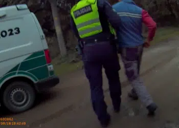Neblaivus vairuotojas teige jog yra policijos pareigunas ir reikalavo ji paleisti video