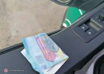 Vairuotojas siulydamas 20 ies euru kysi bande papirkti policijos pareigunus