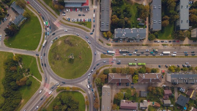 Kaune ruosiamasi viaduku sujungti K. Barsausko gatve ir Pramones prospekta maziau tarsos ir spusciu