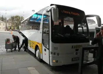 Keleiviu vezejai zada siuntos autobusais pries sventes keliaus sklandziau