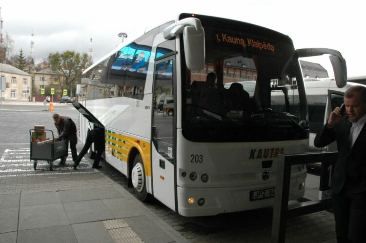 Keleiviu vezejai zada siuntos autobusais pries sventes keliaus sklandziau