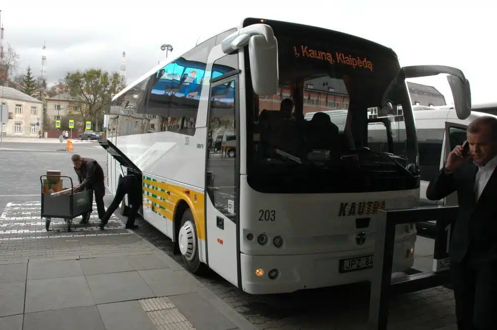 Keleiviu vezejai zada siuntos autobusais pries sventes keliaus sklandziau